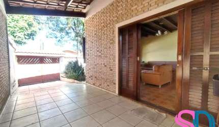 Casa com 05 dormitórios, para locação definitiva, ideal para hostel, na região central em Ubatuba SP