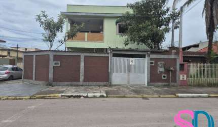 Sobrado à venda com 7 dormitórios, no bairro Umuarama, sendo 4 Kitinets individuais, com água e Luz independentes.