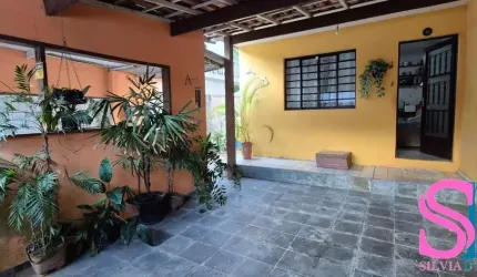 Casa à Venda com 02 dormitórios, sendo uma suíte, no Centro de Ubatuba - SP.