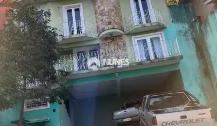 BELISSIMO SOBRADO BEM LOCALIZADO !!