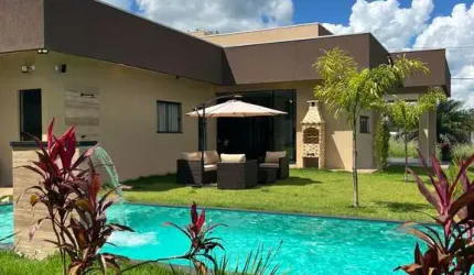 Casa mobiliada em chácara em condomínio Alto Padrão - Guapó