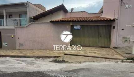 Casa à venda no Jardim Ribeiro em Varginha com 3 quartos, 1 suíte, 3 banheiros, churrasqueira e 2 vagas