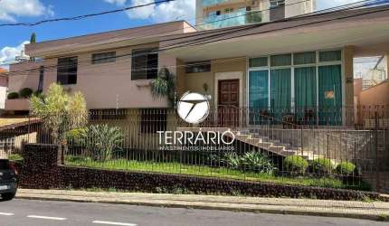 Casa à venda no Centro em Varginha com 2 quartos, 2 suítes, 3 banheiros, churrasqueira e 2 vagas