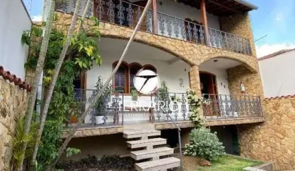 Casa à venda no Centro em Varginha com 5 quartos, 1 suíte, 4 banheiros, churrasqueira e 5 vagas