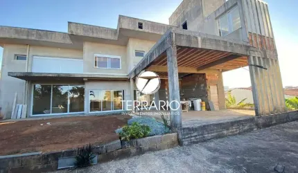Casa à venda no Rezende em Varginha com 4 quartos, 3 suítes, 4 banheiros, churrasqueira e 2 vagas
