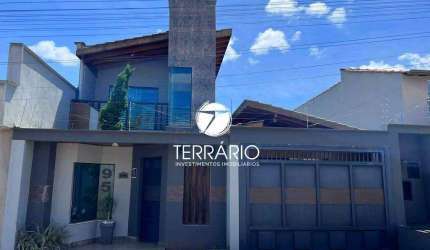 Casa à venda no Sagrado Coração II em Varginha com 4 quartos, 1 suíte, 2 banheiros, churrasqueira e 2 vagas