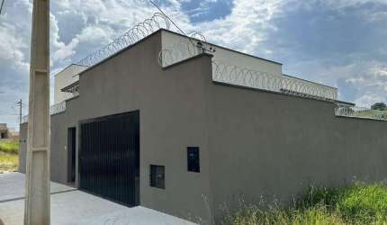 Casa à venda no Belo Horizonte III em Varginha com churrasqueira, 4 quartos, 2 suítes, 3 banheiros e 2 vagas