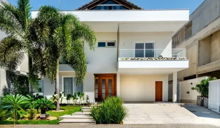 Casa Triplex para locação no Condomínio Alphaville, Barra da Tijuca.