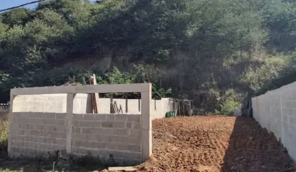 Terreno à venda em condomínio fechado em Santa Cruz.