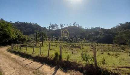 Sítio à venda em Piracaia-SP, Bairro do Pião: 2 quartos, 1 sala, 2 banheiros, 16,30 alqueires de área. Venha conferir!