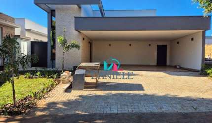 Casa térrea com 3 suítes localizada no condomínio Quinta das Tipuanas.