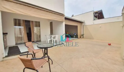 Casa com 3 dormitórios localizada no bairro Cambuy.