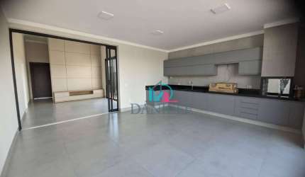 Casa térrea com 3 suítes localizada no condomínio Village Damha III.