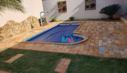 Casa térrea com 3 dormitórios localizada no  bairro Jardim das Estações.