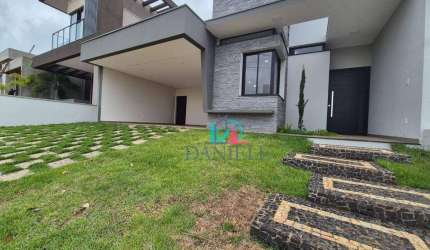 Casa térrea com 3 suítes localizada no condomínio Village Damha III.