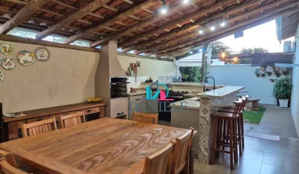Casa térrea com 3 dormitórios localizada no condomínio Alvorada.