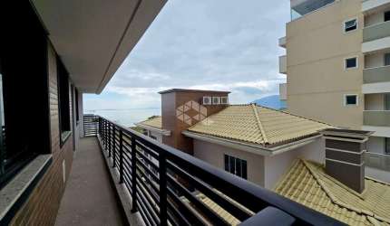 Apartamento com 2 dormitorios churrasqueira e sacada em Praia de Fora Palhoça