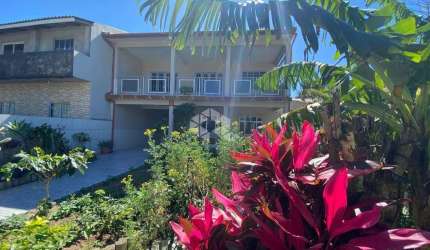 Casa 03 dormitorios/quartos com terreno de 600m² á 250m da paria