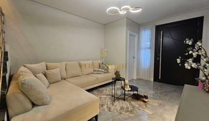 Sobrado triplex, com 3 dormitórios e quintal na cobertura