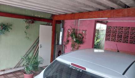 Casa assobradada em Jardim Marina, com 4 quartos 2 banheiros e 2 vagas de garagem, ótima localização, ao lado do o