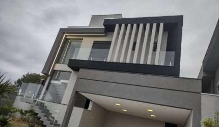Sobrado a venda no condomínio Verana