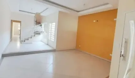 Sobrado com três pavimentos medindo 210m² - Parque Industrial.