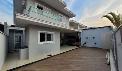 Casa à venda, de 4 dormitórios (2 suítes) no bairro Urbanova em São José dos Campos