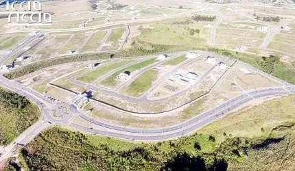 Terreno com leve aclive e vista para área verde e rua sem saída