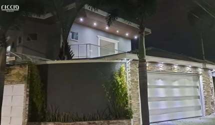 Casa comercial a venda na zona sul de São José, com 430m² de área construída! e piscina