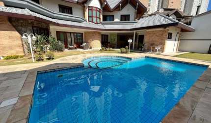 Excelente sobrado no Condomínio Colinas, terreno de 748m2 e área útil de 454m2 - Área gourmet com ampla piscina
