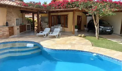 Linda  casa localizada  em  Caraguatatuba, à poucos passos da praia
