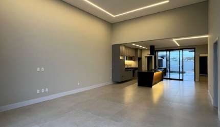 Casa térrea, 3 suítes, escritório, piscina, condomínio Vila Sapezal