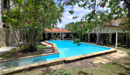Casa Exclusiva à Venda - Localização Privilegiada Próxima à Praia