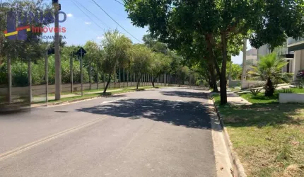 Lindo terreno em condomínio fechado de alto padrão.