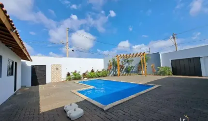 Casa térrea de festas à venda com 200 m2 de área construída, em terreno de 395 m2.