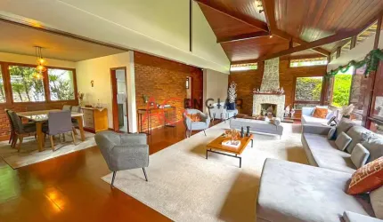 Casa Alto Padrão no Condomínio Vale dos Eucaliptos!
