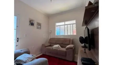 Casa à Venda em Jardim Veneza - 4 Dormitórios por R$450.000