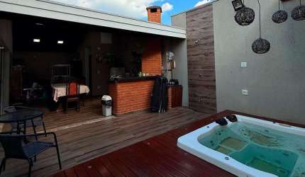 Casa à Venda em Morro Amarelo - 3 Dormitórios e 200m²