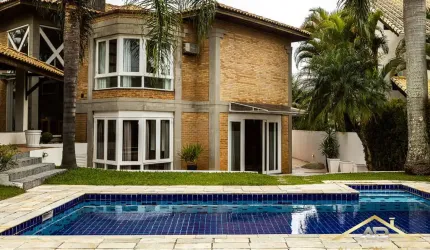Casa Luxuosa! 4 suítes, 7 banheiros, escritório e home theater.