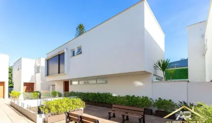 Belíssima casa à venda, 365m², 4 Suítes e 6 Vagas.