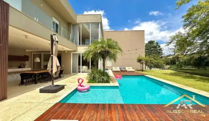 Belíssima Casa em Condomínio, 4 suítes e área construída com 410m².