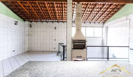 Sobrado à Venda  com 5 Quartos, 3 Vagas no Vila Yolanda.