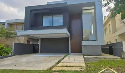 Bela Casa em condomínio com 4 suítes, 1 Master e 535m².
