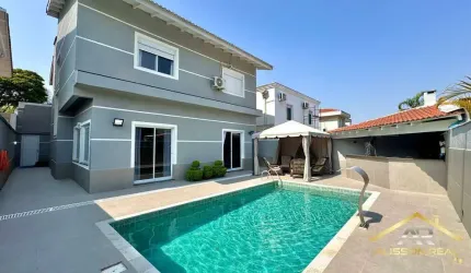 Casa totalmente reformada, 3 Suítes, 360m² no Residencial 6 no Alphaville.