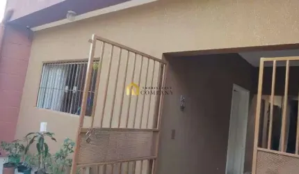Casa com dois quartos, sendo uma suíte, com duas vagas de garagem coberta
