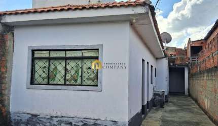 Casa térrea com 3 quartos sendo uma suíte e duas vagas de garagem