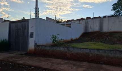 Casa/àrea de Lazer com Piscina  e Terreno.