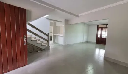 SOBRADO EM CONDOMÍNIO FECHADO  EM SERRA NEGRA SP.