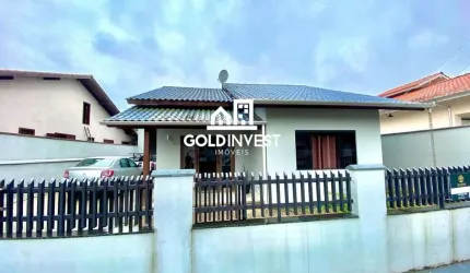 Casa solta com 3 dormitórios sendo 1 suíte com galpão atrás para fins comercias no Limoeiro.