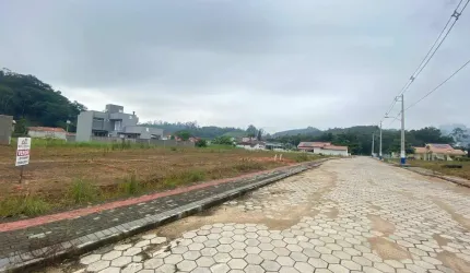 Terreno plano, pronto para construir, na melhor localização da Guabiruba.